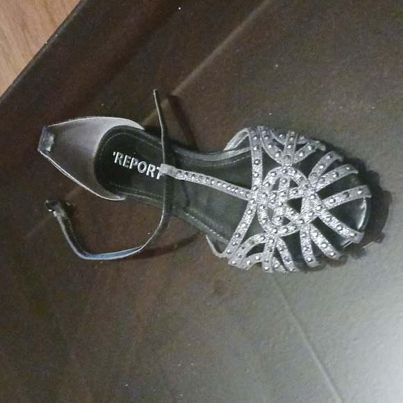 Report sz 7 sandals. - Picture 4 of 5